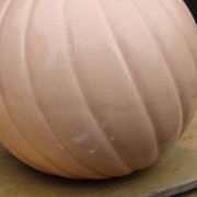 Lampe vintage en céramique rose poudré et abat-jour corail