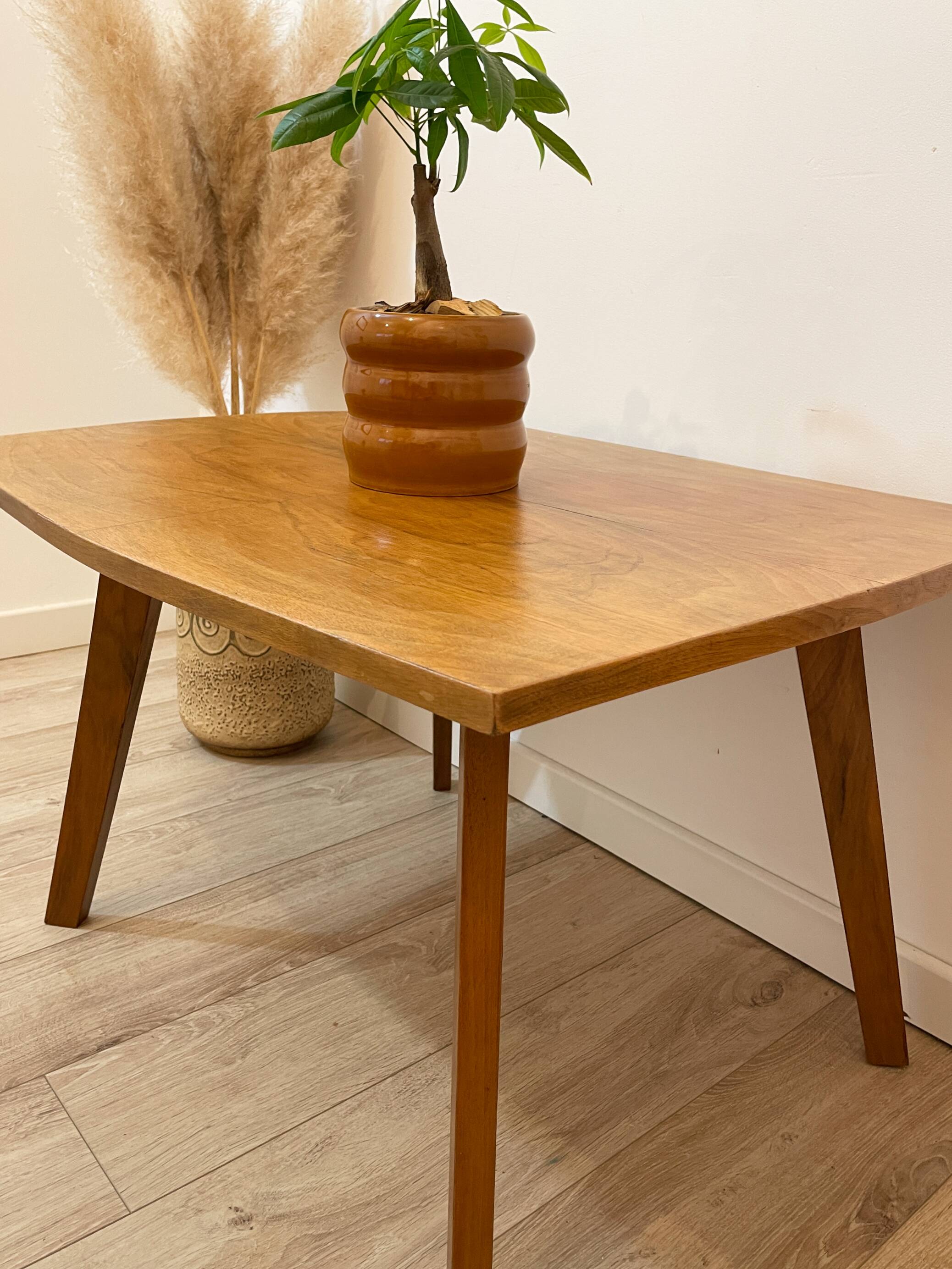 Solid wood coffee table, splayed legs - 1960s