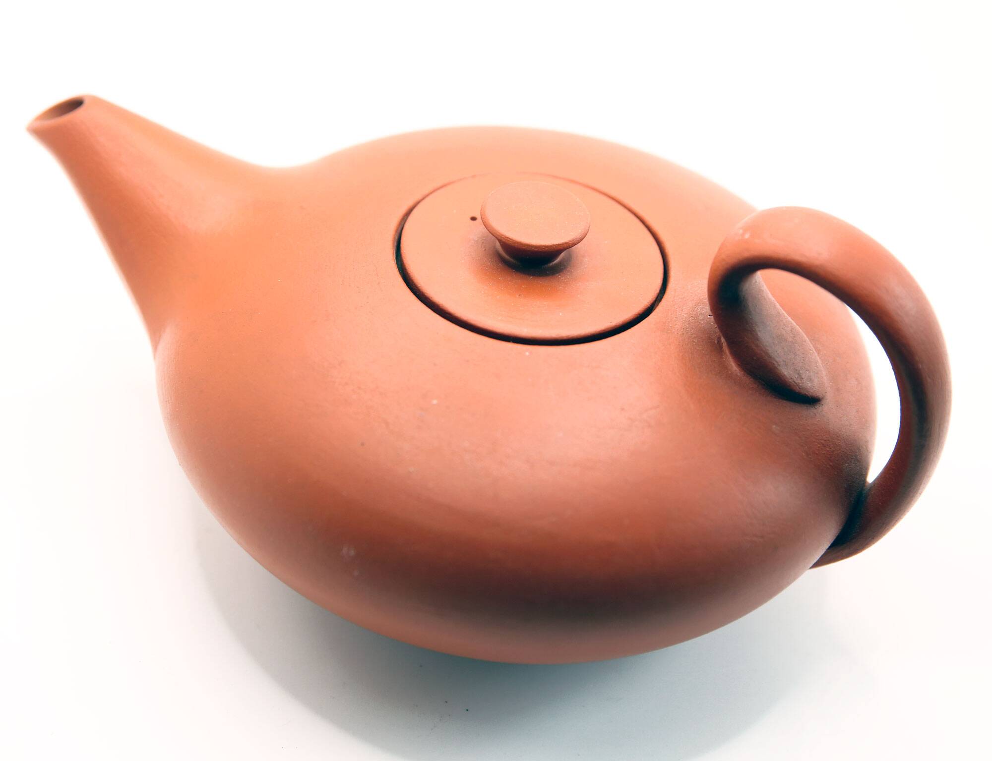 Théière ancienne en terre artisanale de la poterie neuchâteloise, Suisse