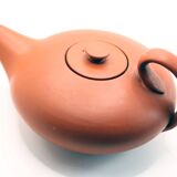 Théière ancienne en terre artisanale de la poterie neuchâteloise, Suisse