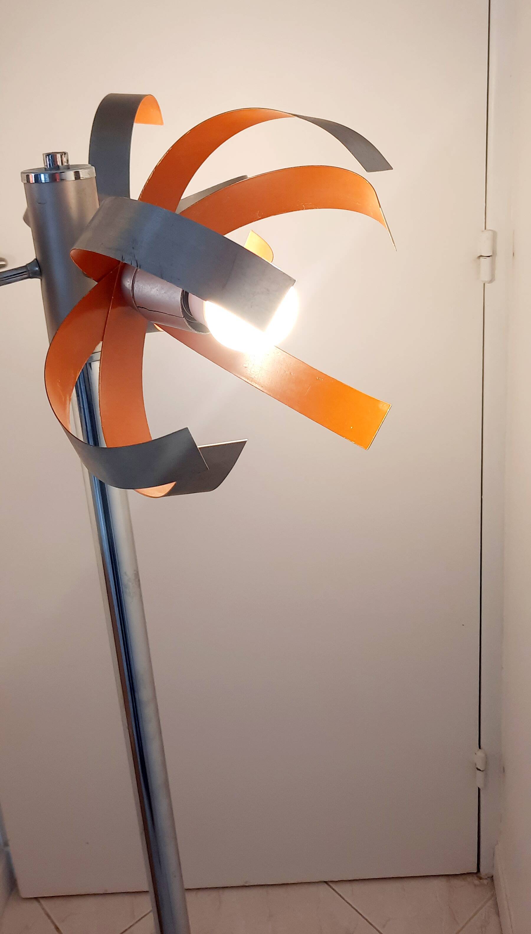 Oxar Space Age floor lamp with light flowers from the 70s.