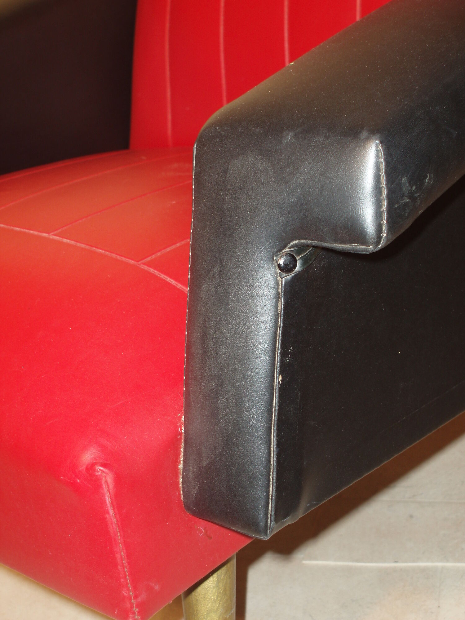 Pair of chairs in leather of the 1970s