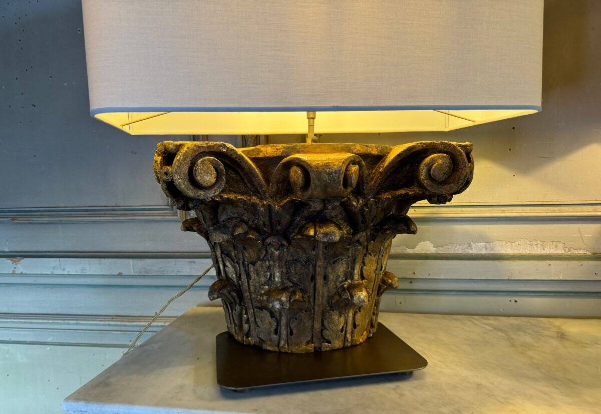 Pair of table lamps, half Corinthian capitals in carved and gilded wood, 18th century