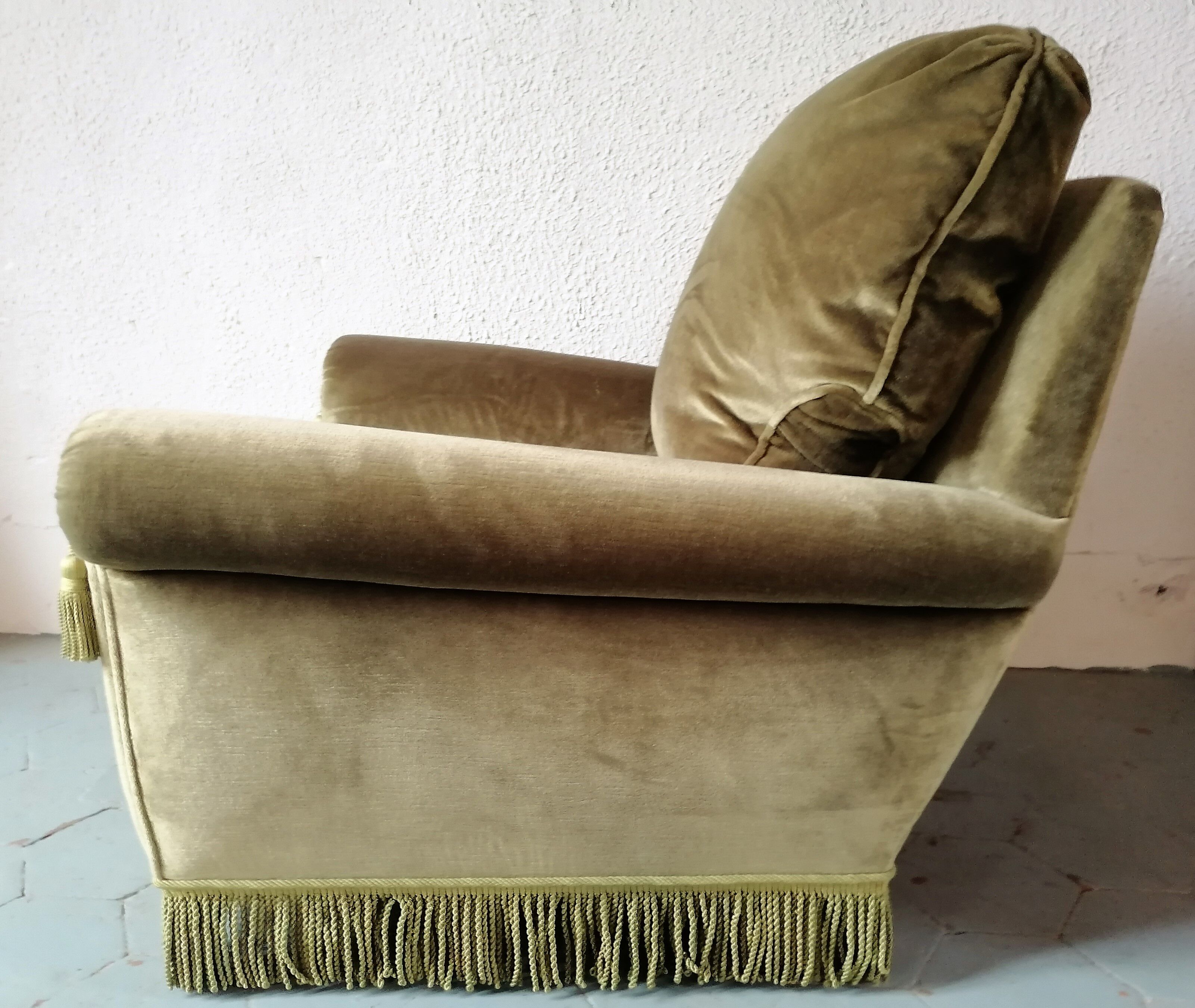 Paire de fauteuils en velours "Jean Roche "