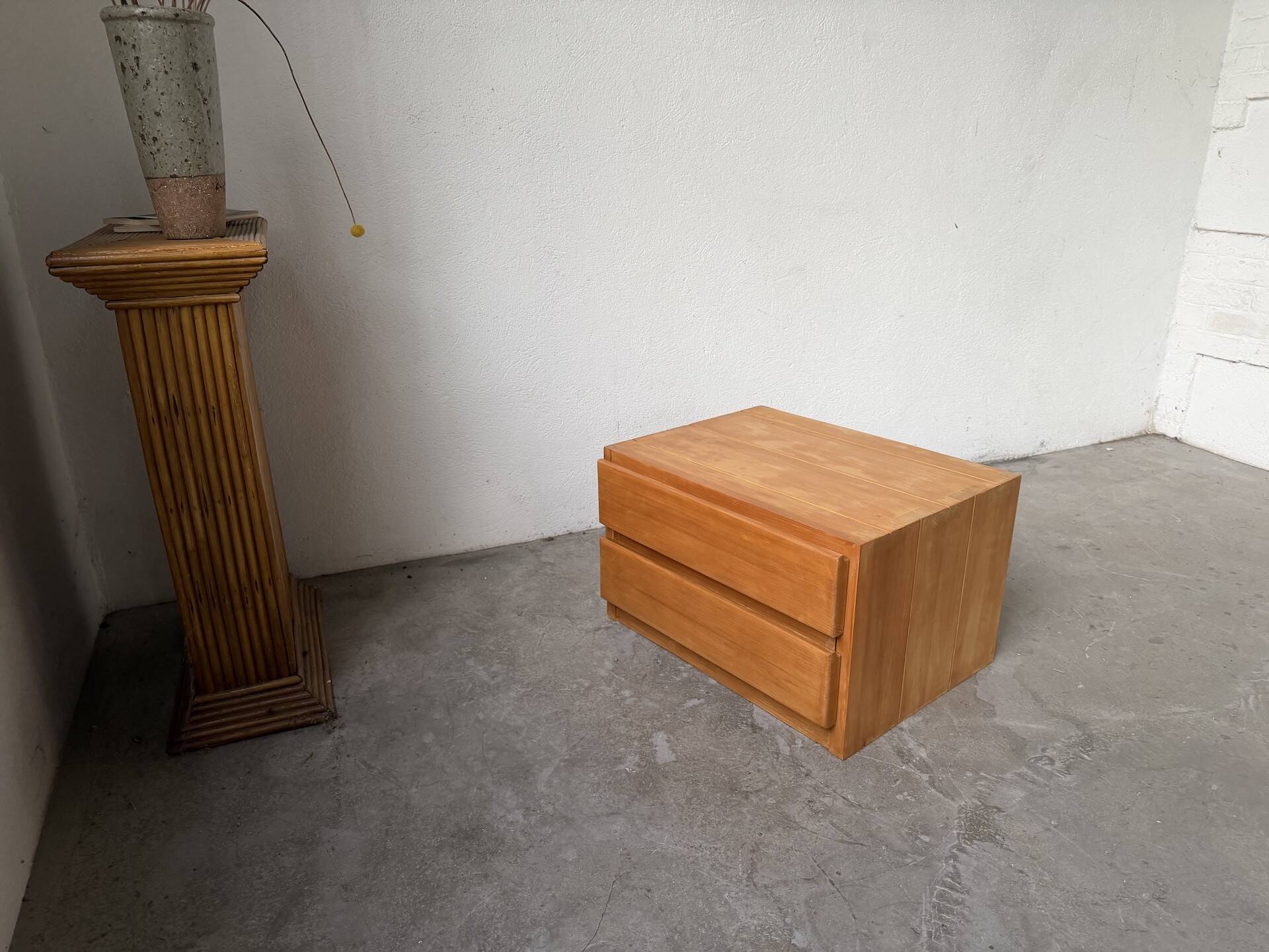 Regain bedside table in solid elm