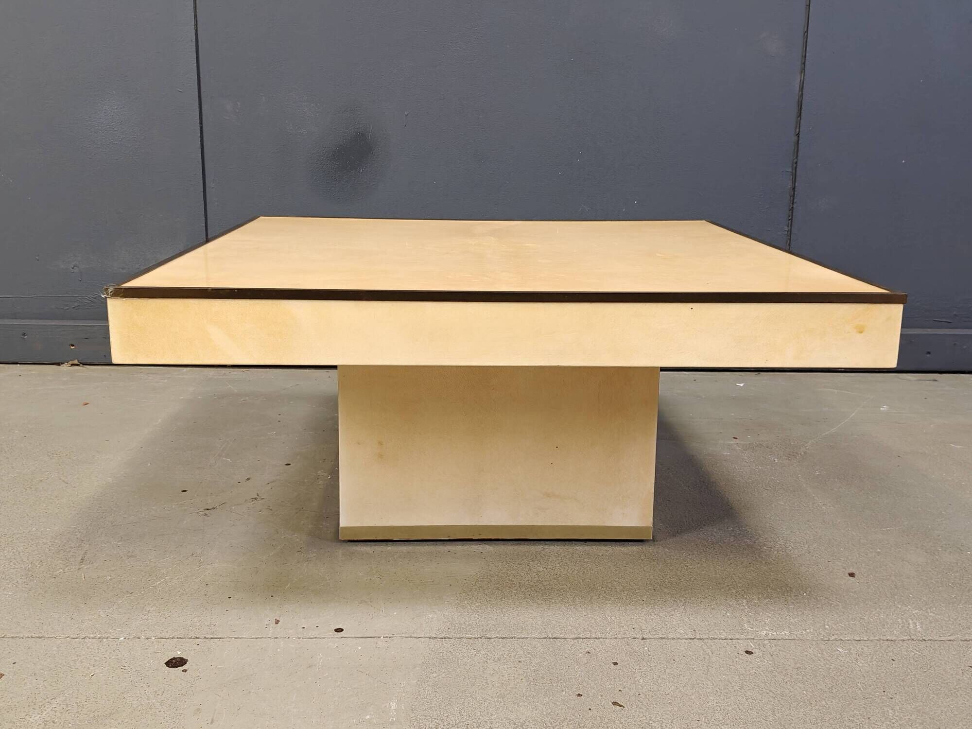 Table basse en peau de chèvre laquée Aldo Tura, années 1960