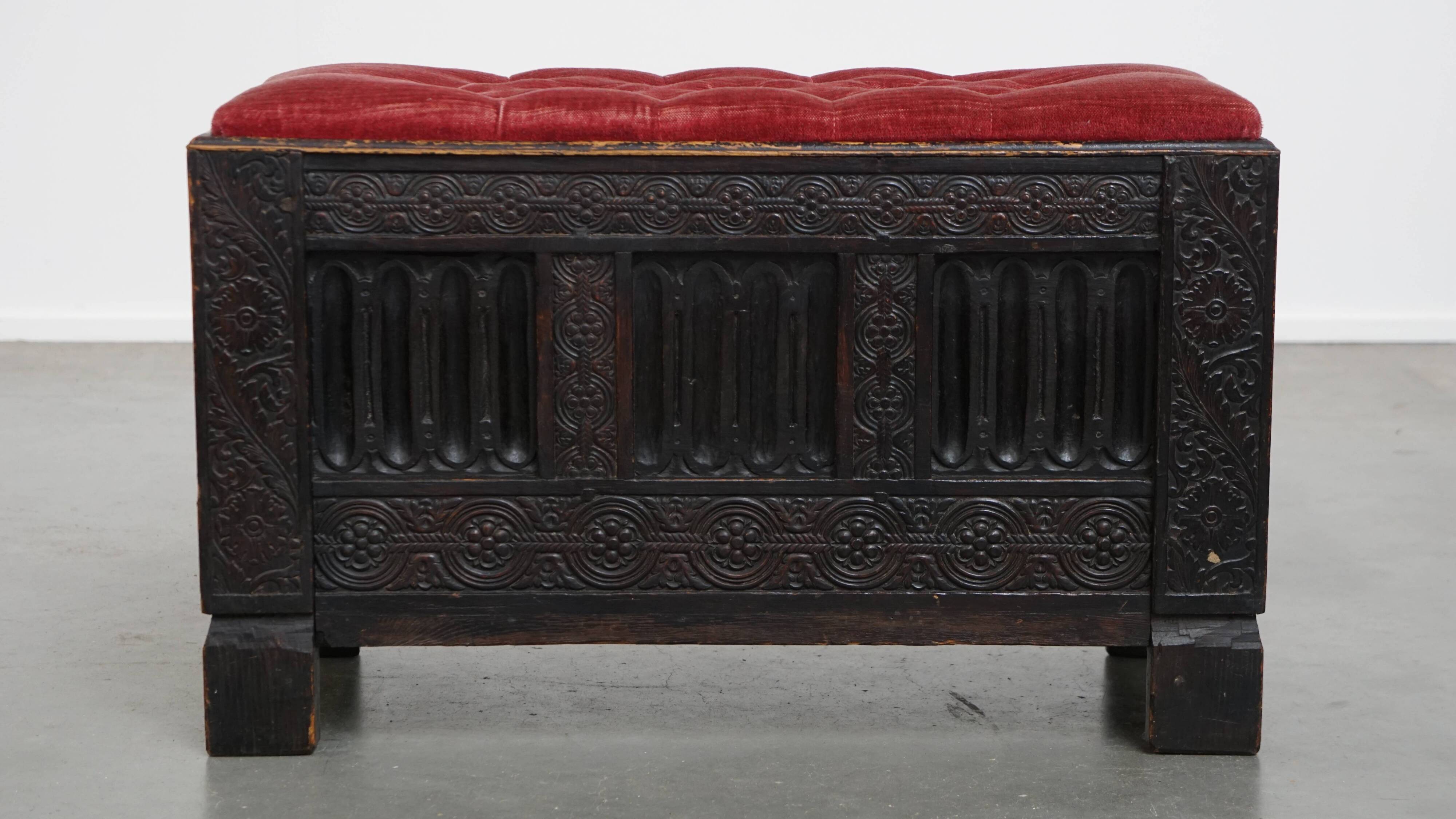 Banc/coffre anglais antique avec siège capitonné rouge