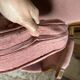 Petit fauteuil Louis XVI en velours vieux rose, assise déhoussable – Chic et confortable