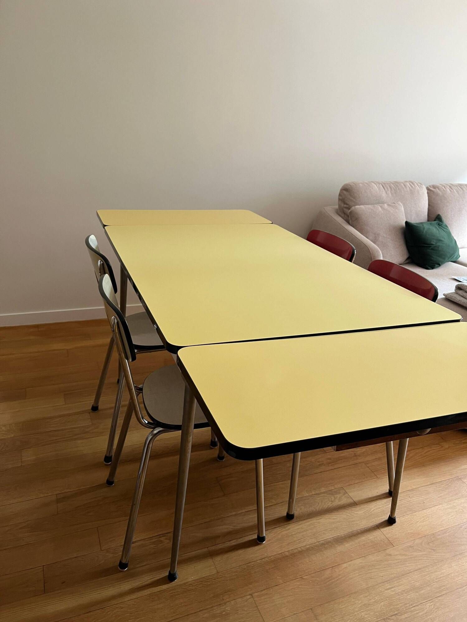 Table en Formica avec 4 chaises