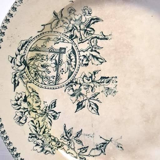 Plat à tarte ancien en terre de fer de chez Lebacqz et Bouchart en bon état