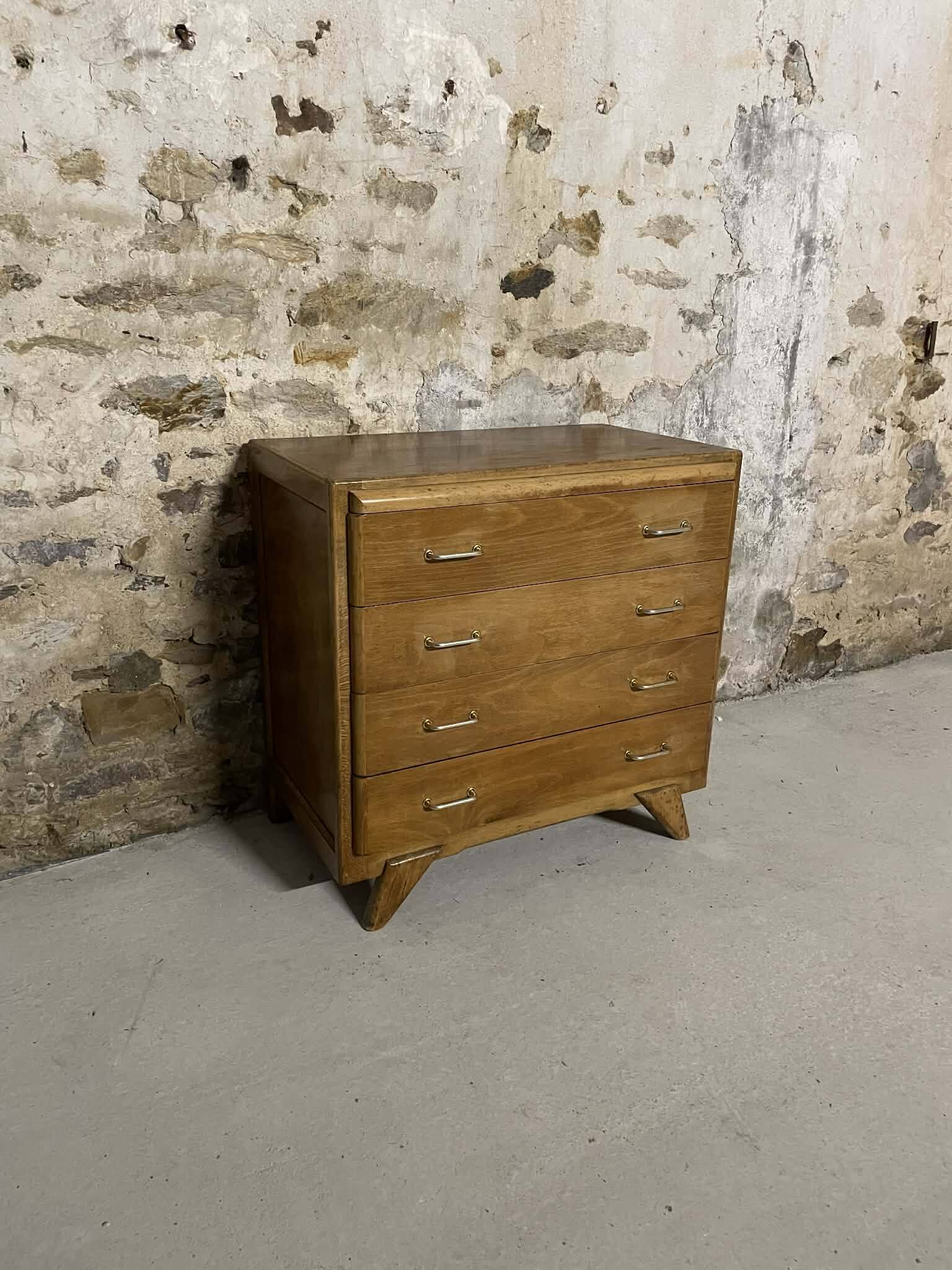 Vintage chest of drawers with 4 drawers and tapered legs.
