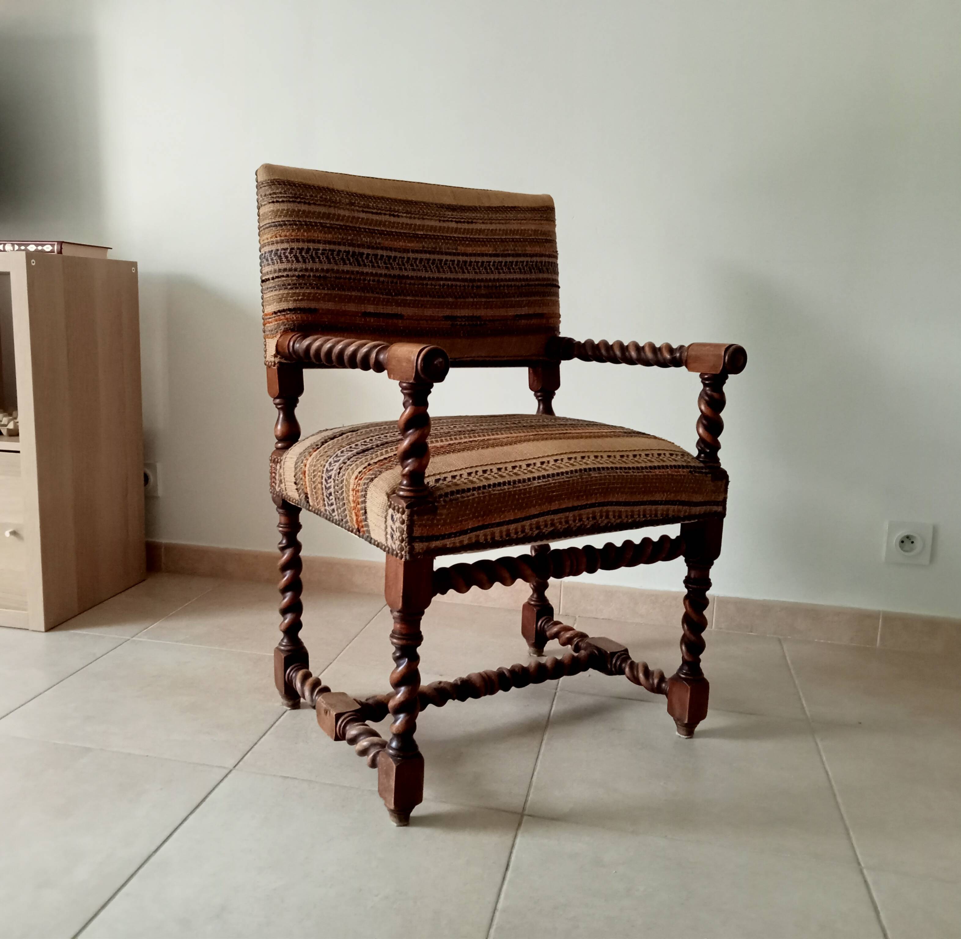 Ancien fauteuil "caqueteuse" de style Louis XIII