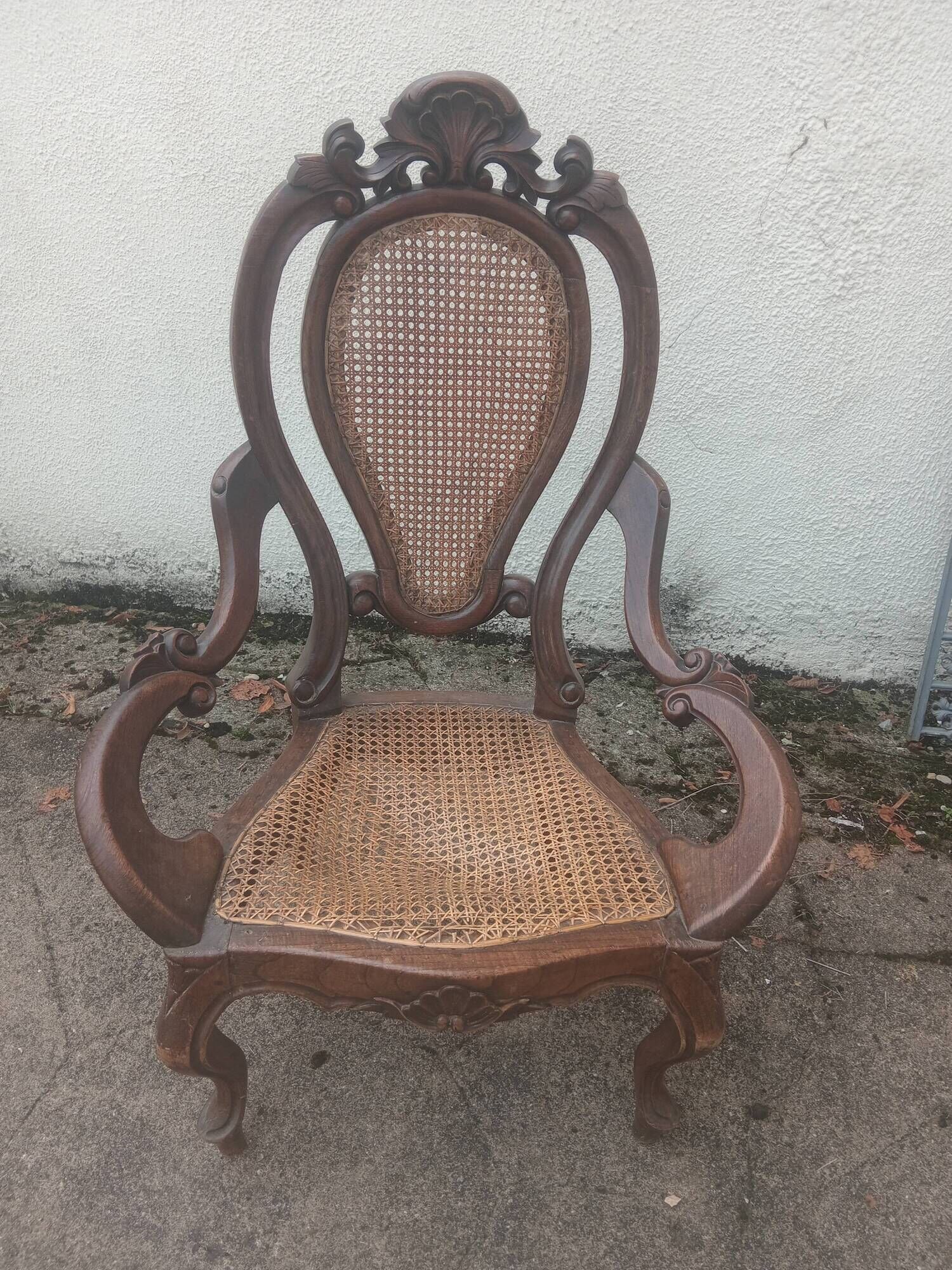 Fauteuil ancien en bois sculpté style Louis XV ou Rocaille