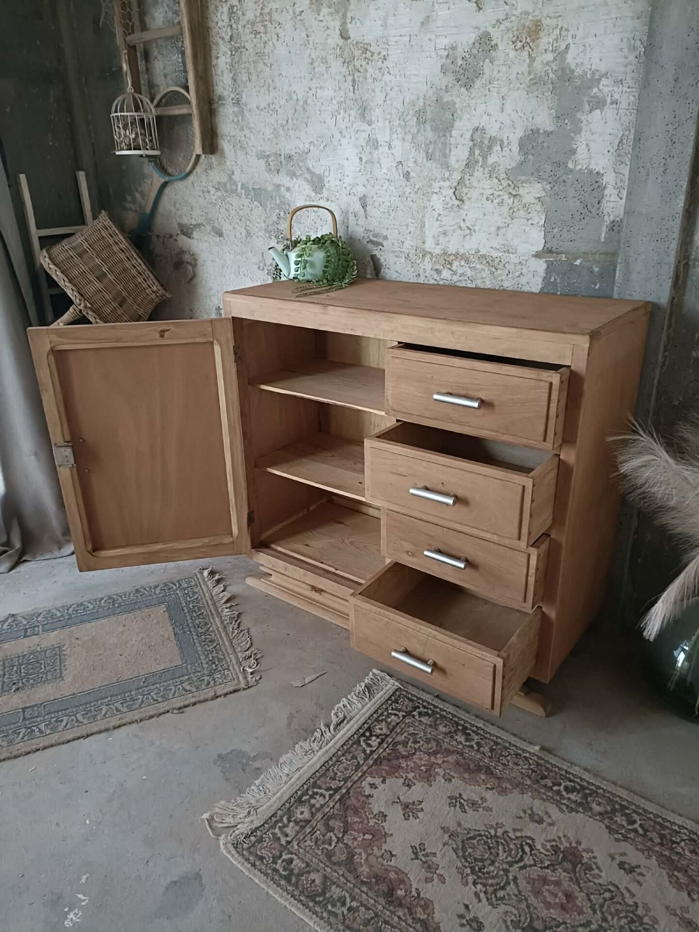 Chest of drawers