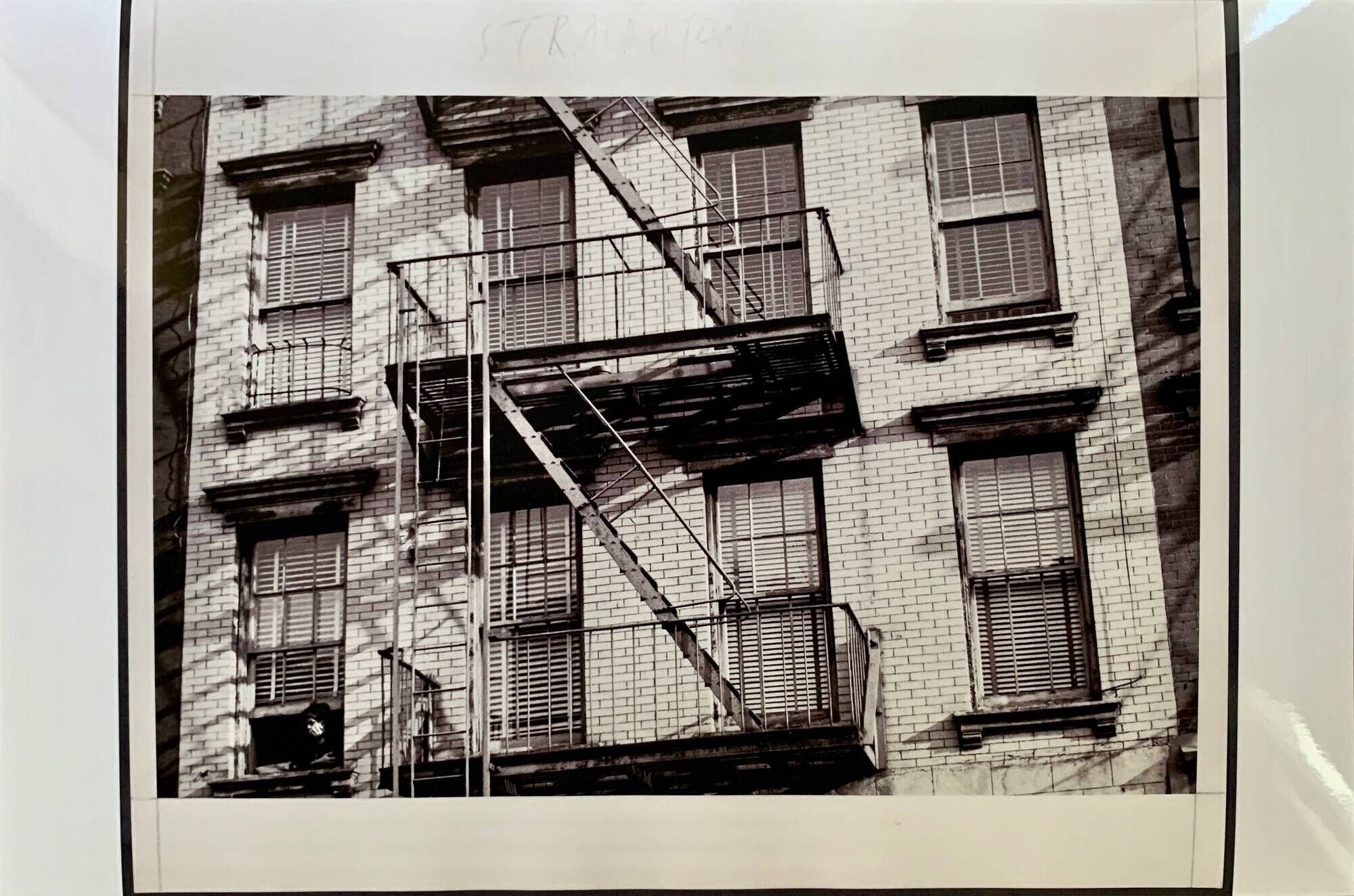 Photo New York 1953 – Fire escape & woman at the window