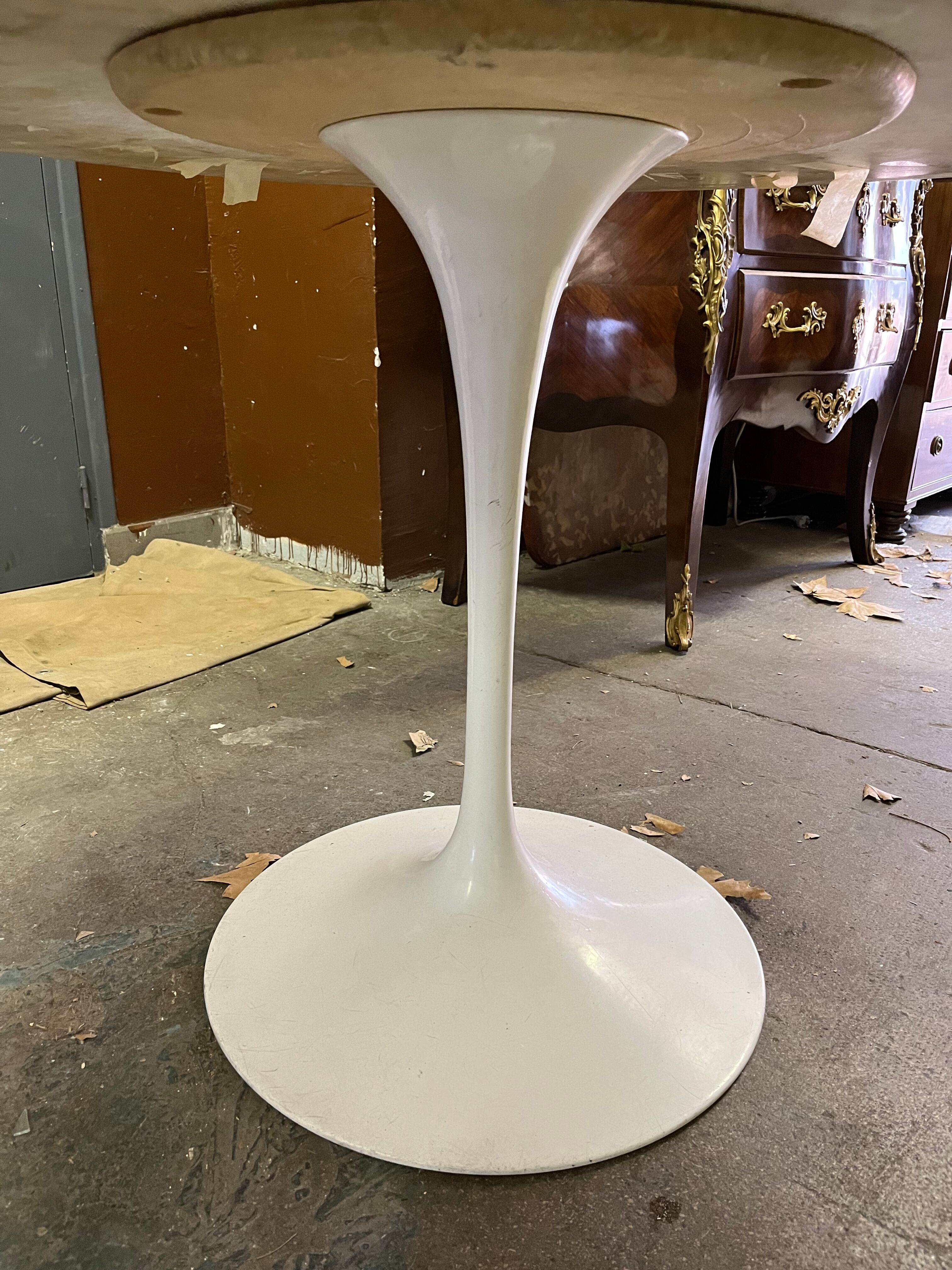 Marble round table by Ereo Saarinen , Knoll edition