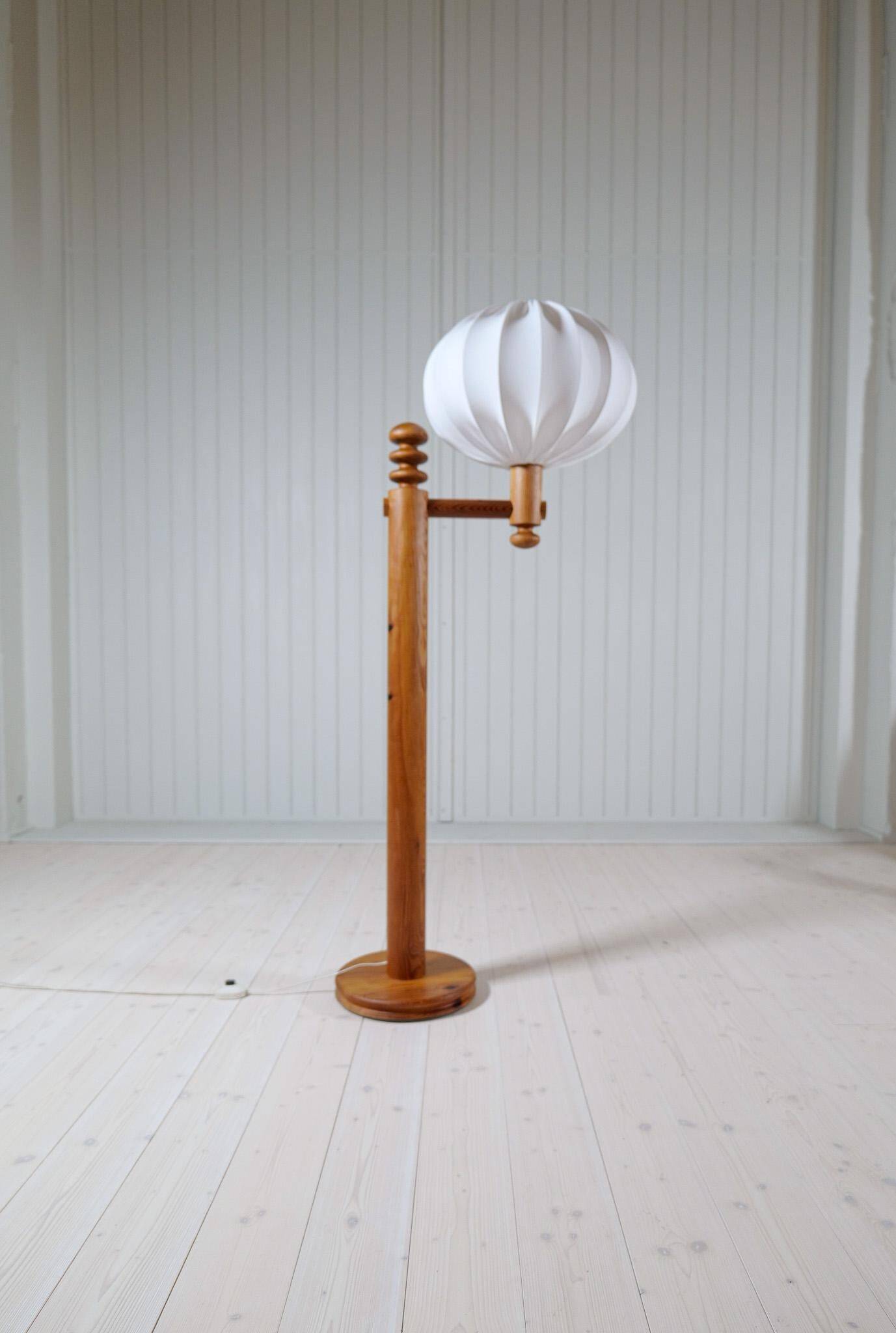 Modern sculptural Scandinavian floor lamp in pine by Uno Kristiansson, Sweden 1970s