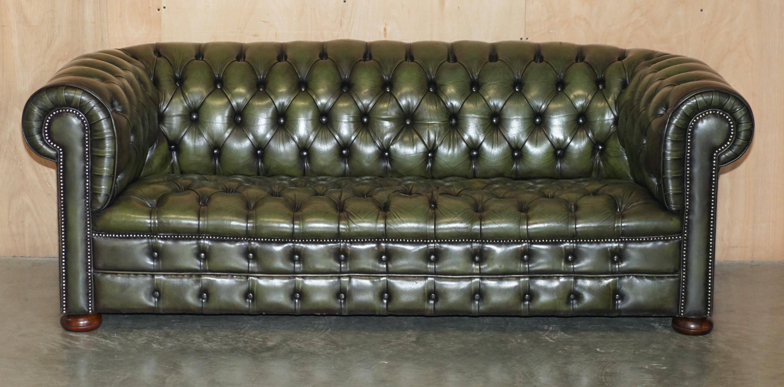 Chesterfield sofa in renovated leather, Regency style from the 1950s.