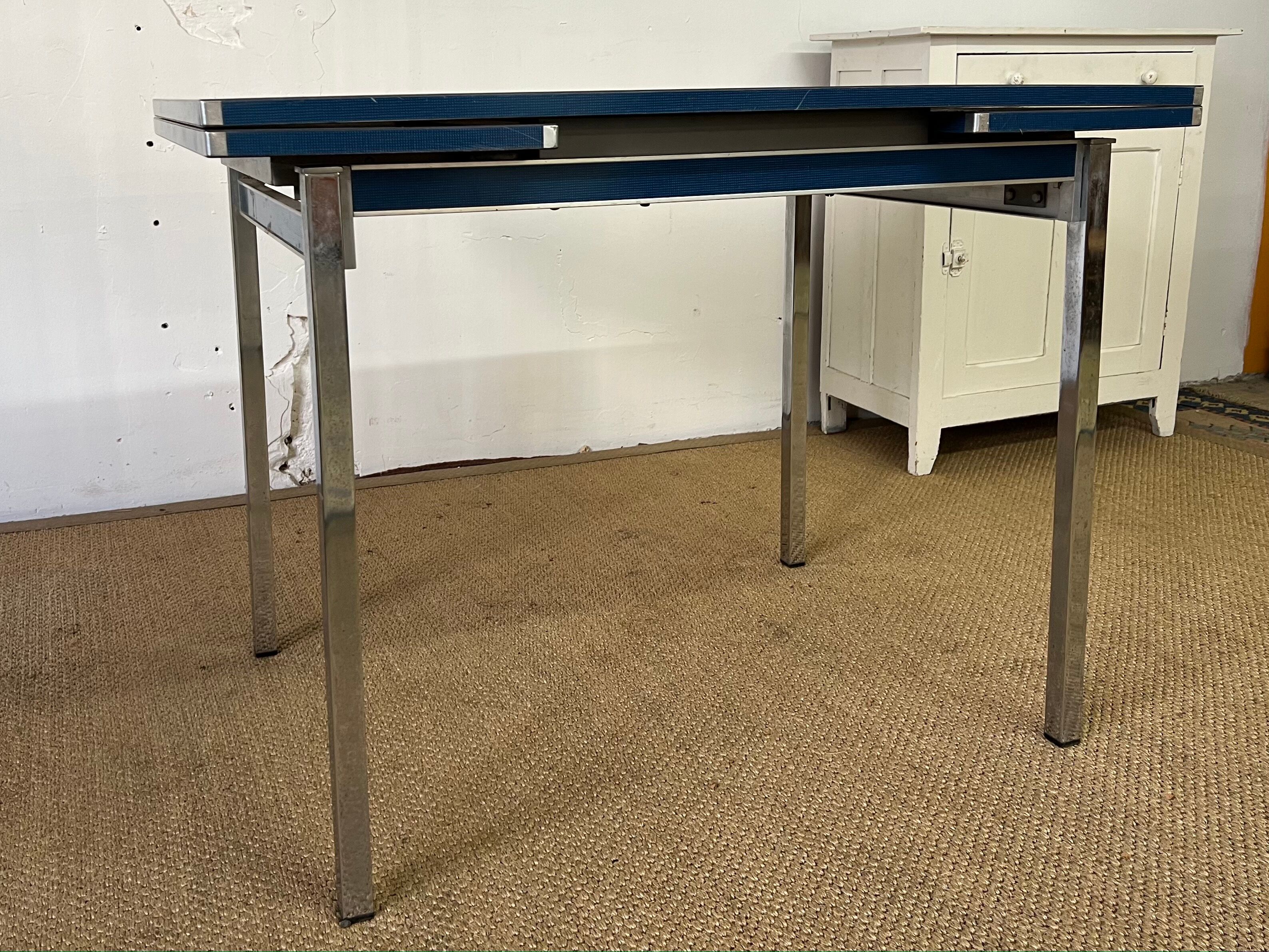 Formica table with extensions