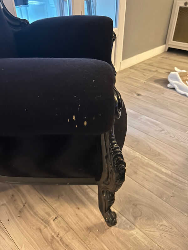 Fauteuil baroque en velours noir – esprit Louis XV