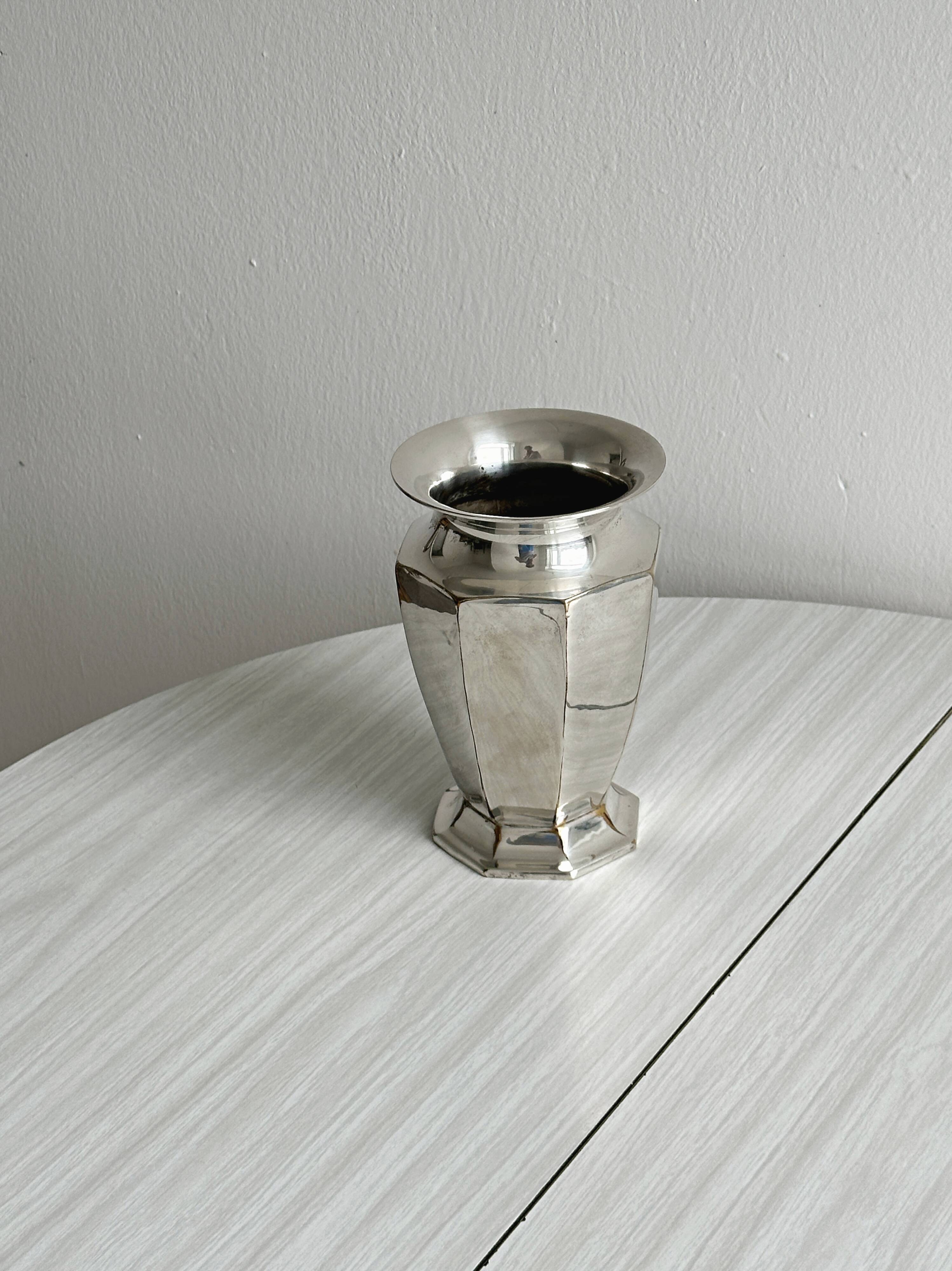 Vase en métal argenté à pans coupés