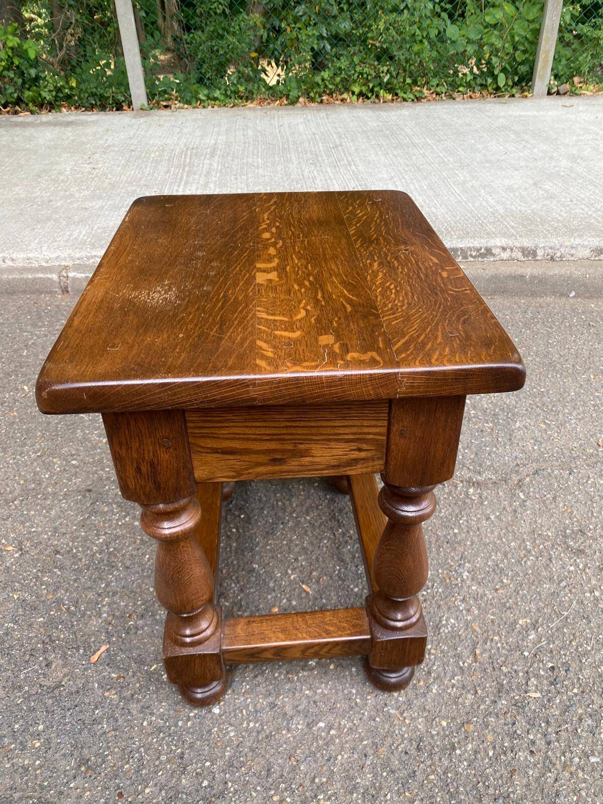 Tabouret table de chevet espagnole en chêne massif années 50