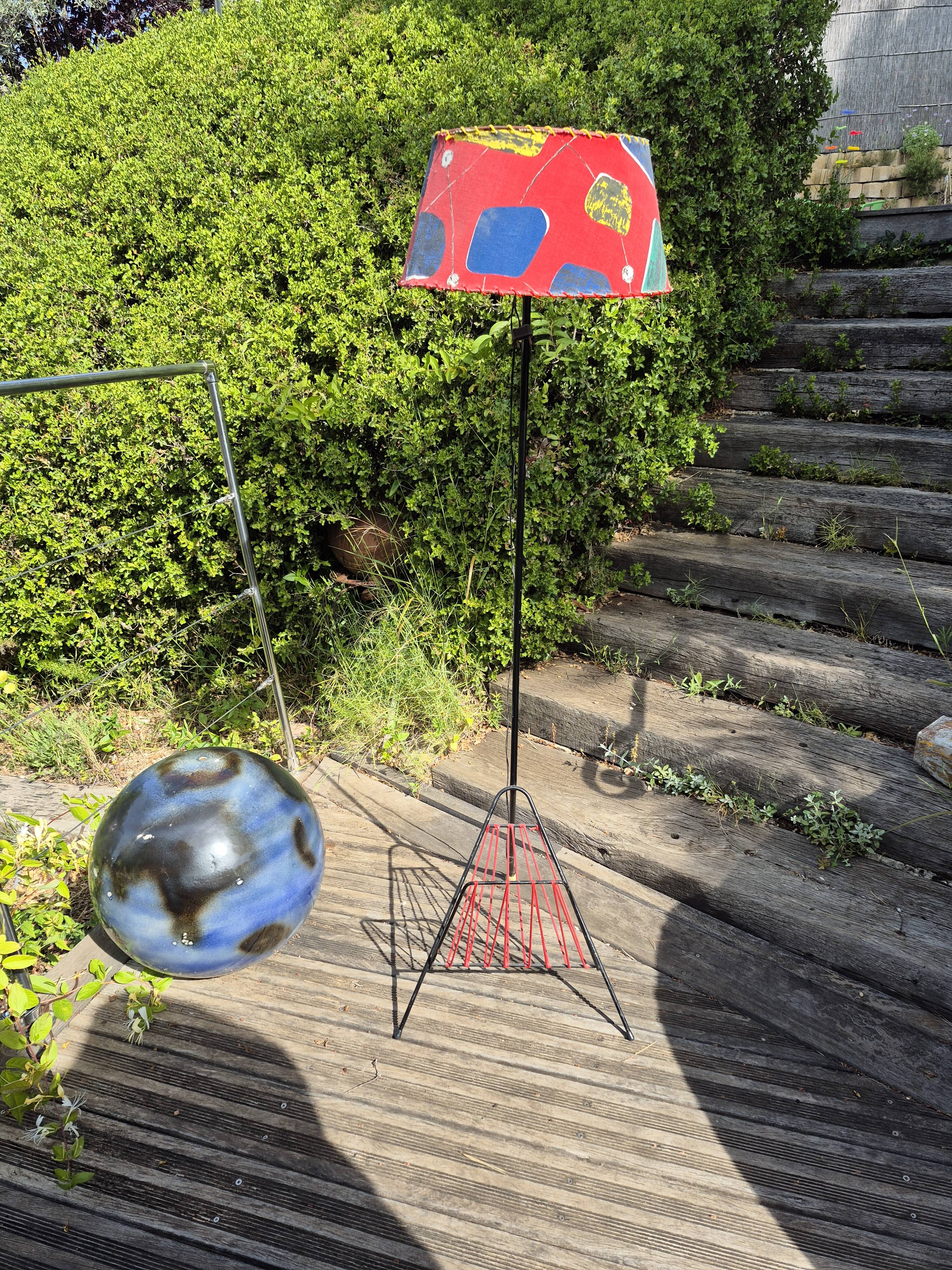 Lampadaire avec porte revue
