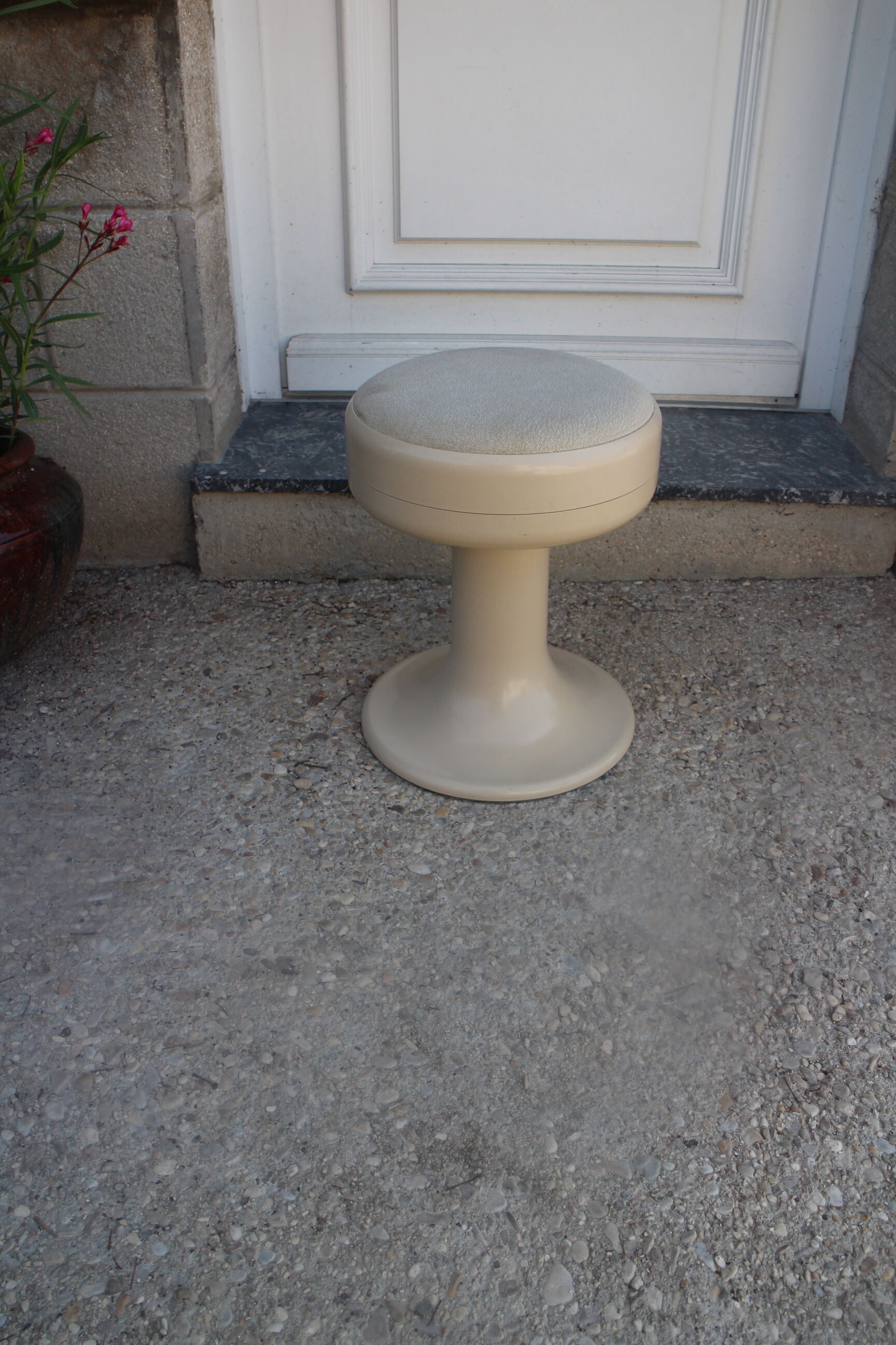 Tulip foot stool Isoklepa 1970