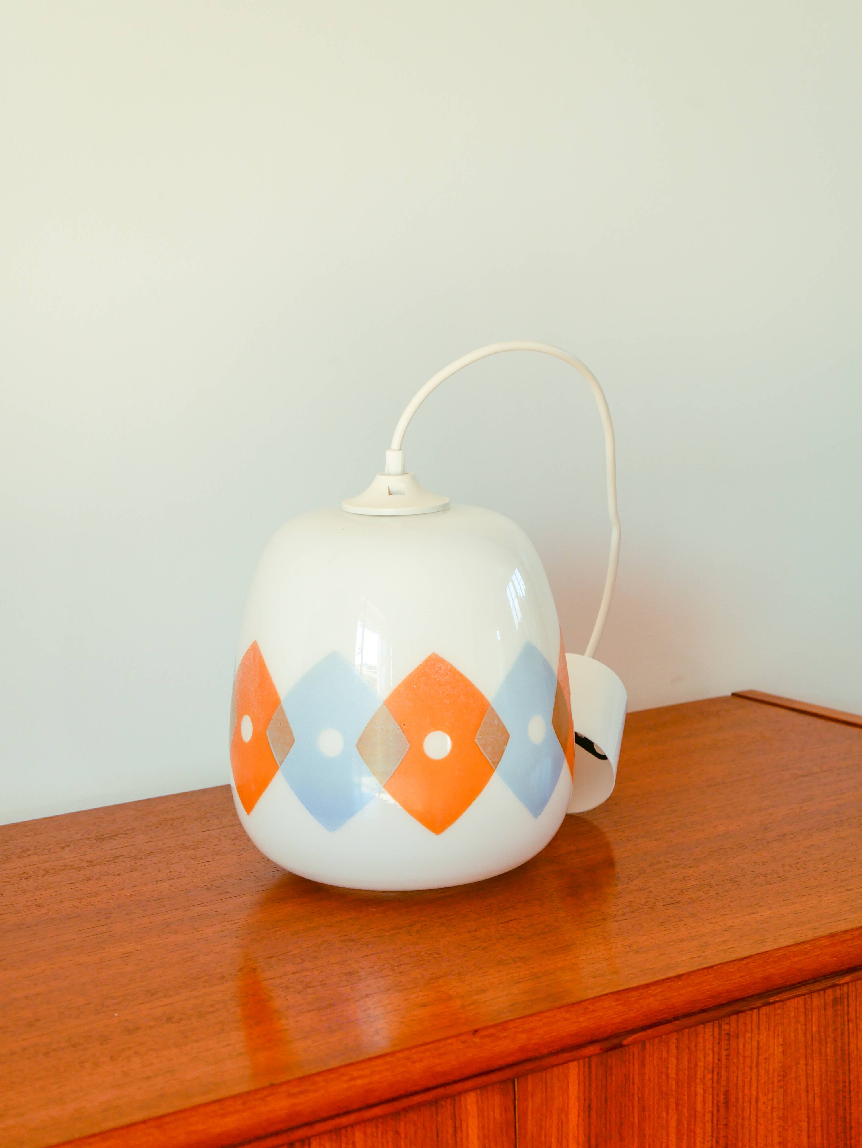 Suspension en opaline blanche à motifs géométriques orange et bleu Design 1970