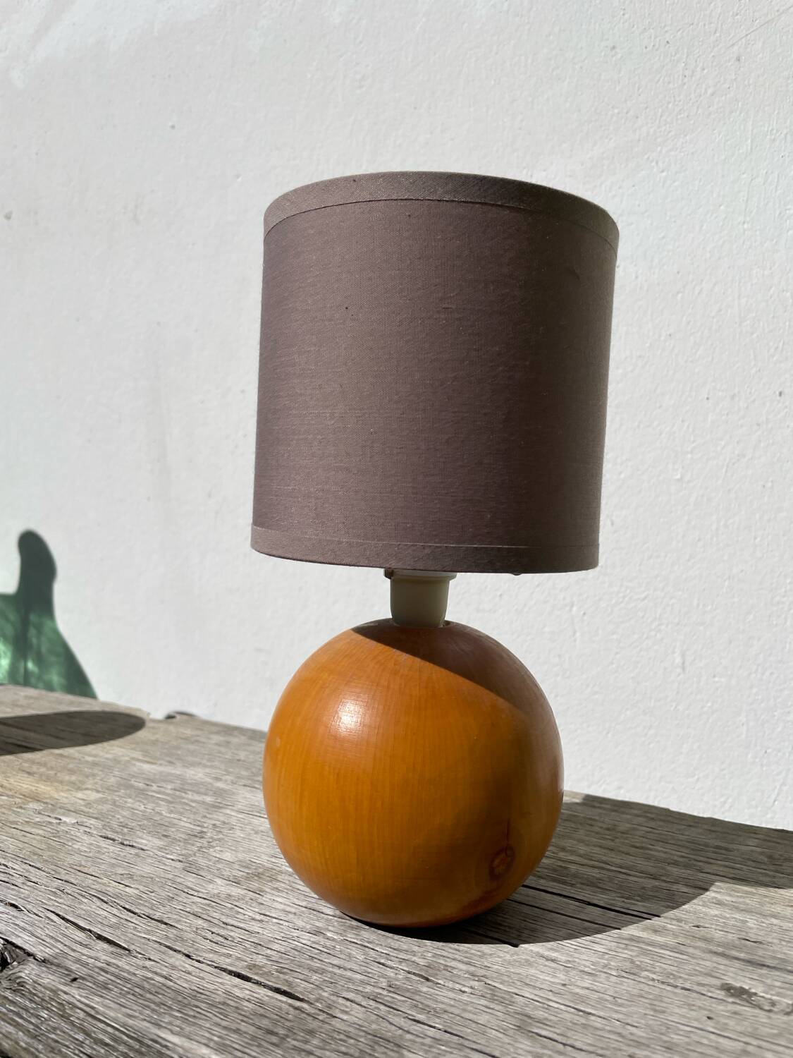Lampe boule en bois tourné, 1990