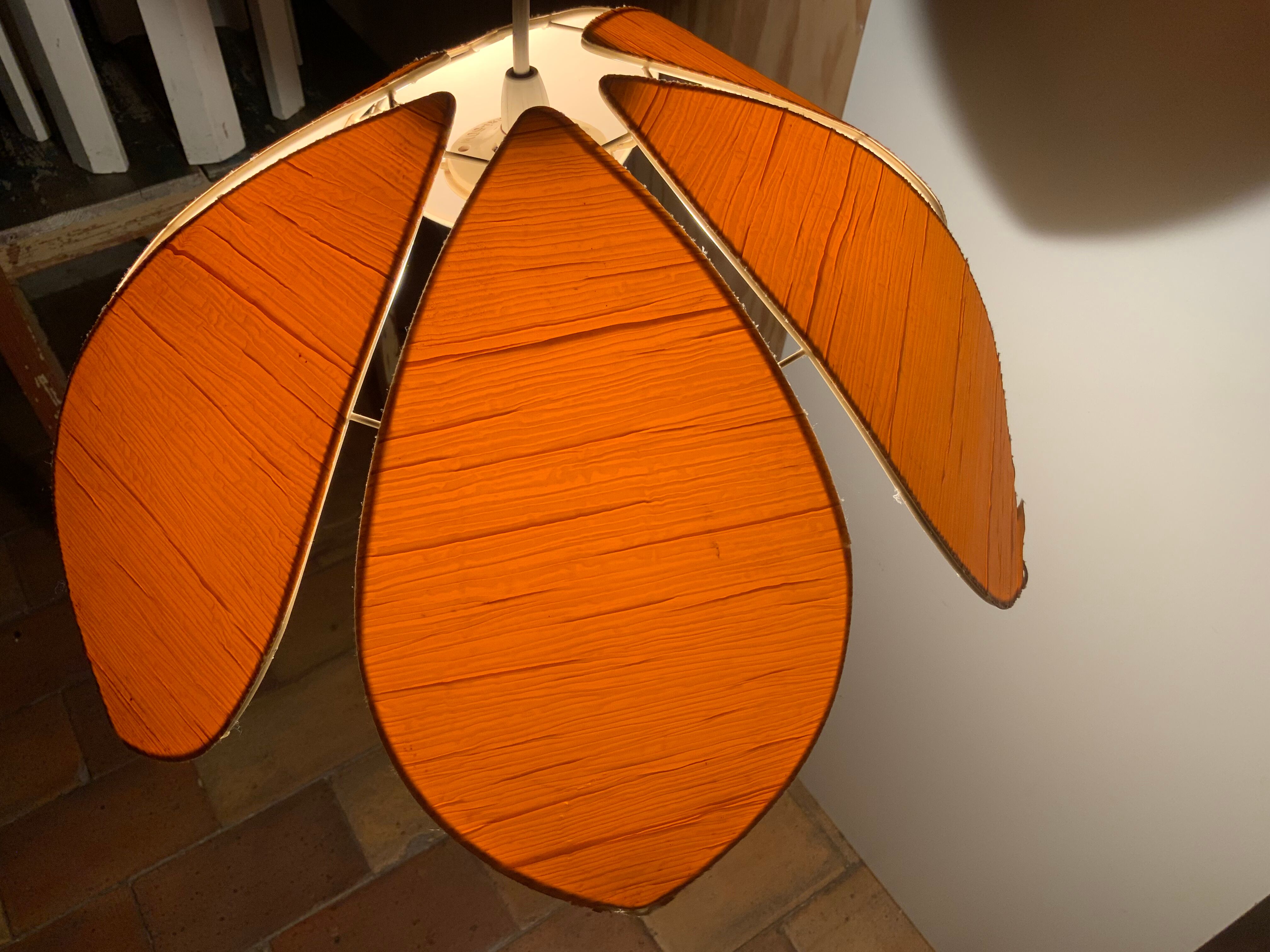 Vintage flower suspension