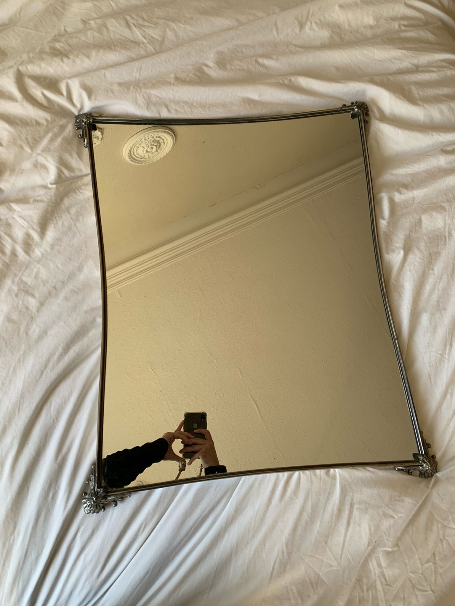 Miroir en metal argenté bord incurvé