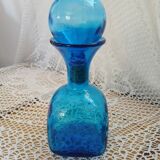 Carafe en verre bosselé bleu