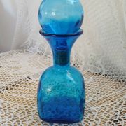 Carafe en verre bosselé bleu