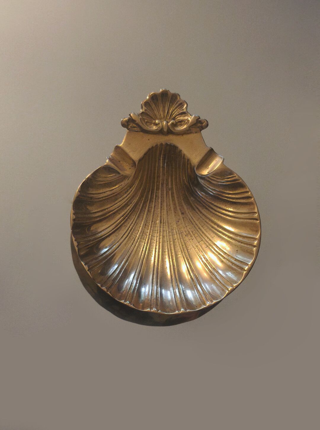Shell-shaped brass catchall