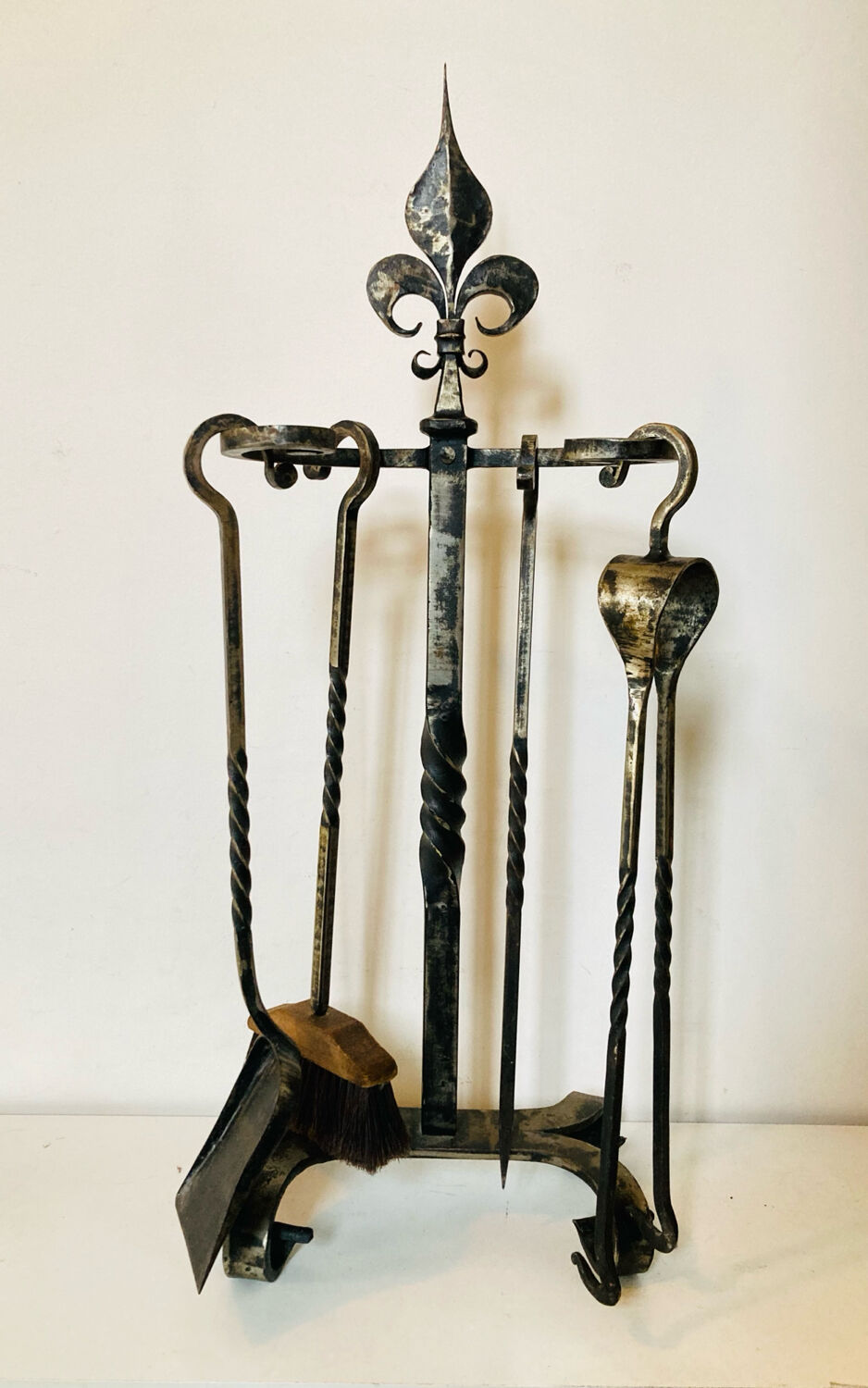 Accessoires de cheminée époque milieu XXe en fer forgé fleur de LYS