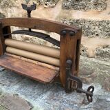 Manual laundry wringer