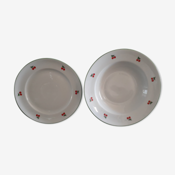 2 plates with cherry motifs