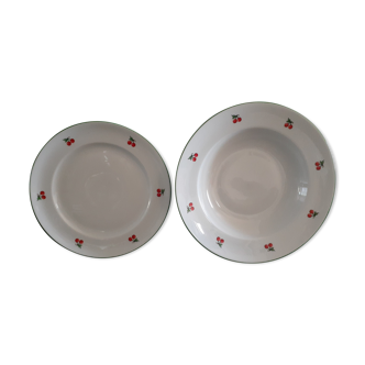 2 assiettes aux motifs de cerises