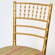 Paire de chaises en bois doré imitant le bambou