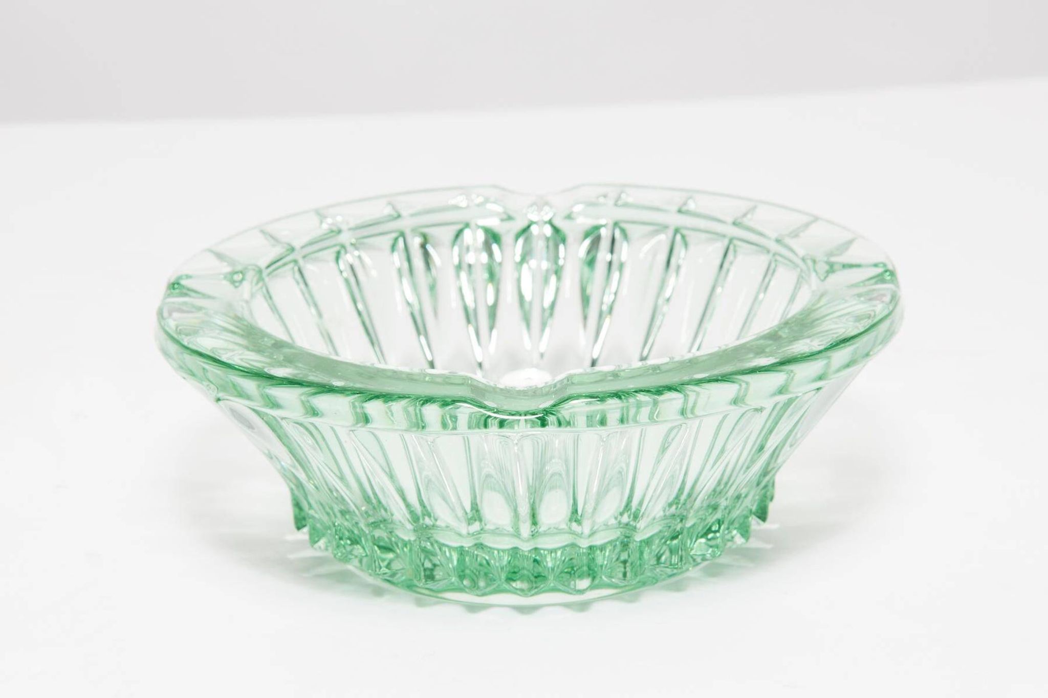 Green crystal glass bowl ashtray, mid-century, Italy, 1970s.