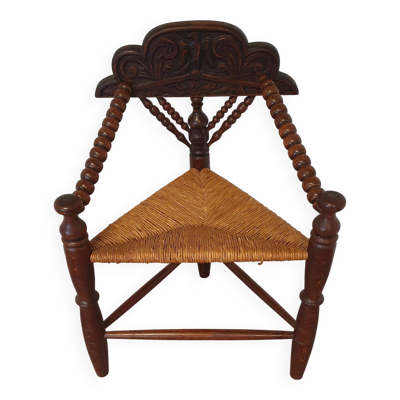 Chaise d'angle triangulaire hollandaise en bois tourné avec assise en jonc et fauteuil tricoté