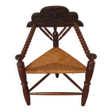 Chaise d'angle triangulaire hollandaise en bois tourné avec assise en jonc et fauteuil tricoté