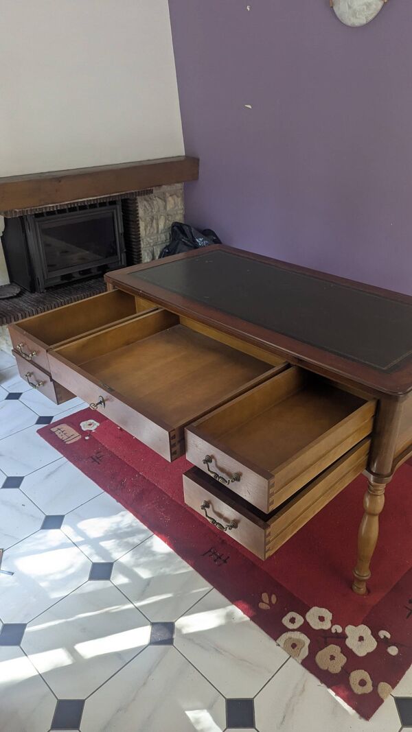 Bureau de ministre classique en bois et sous-main en cuir vert bouteille