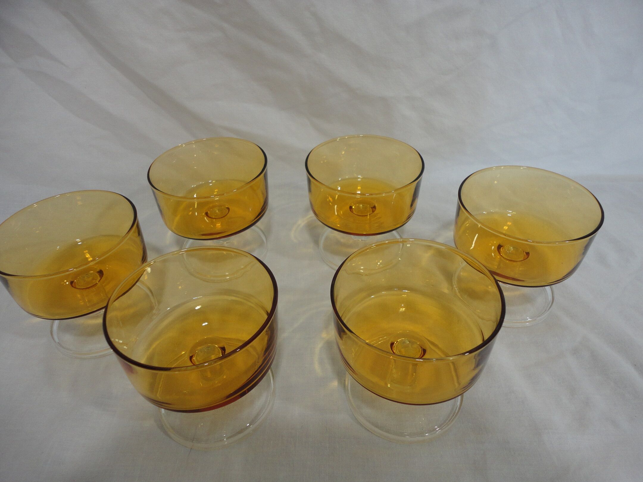 Lot de coupes vintage en verre jaune