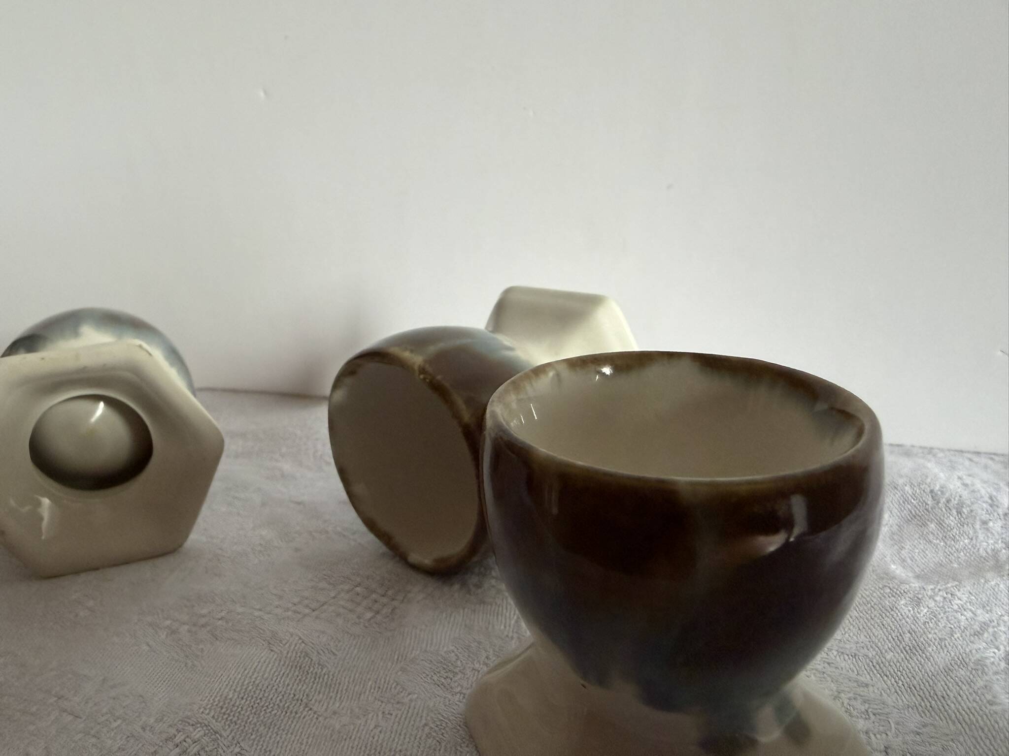Set of 4 vintage egg cups in glazed ceramic.