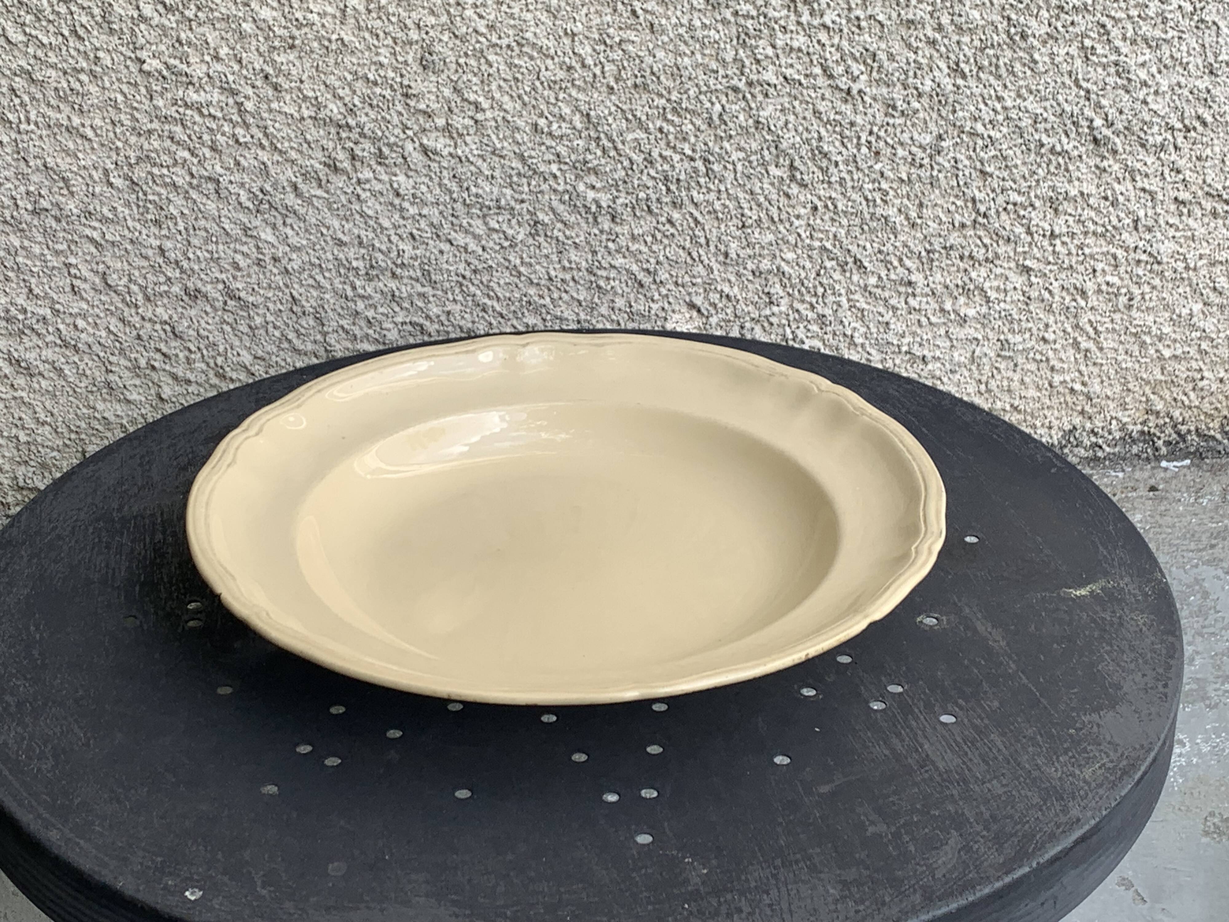 Plat creux, faïencerie de longchamp france, en ceramique emaillee, barbotine, écrue, ancien