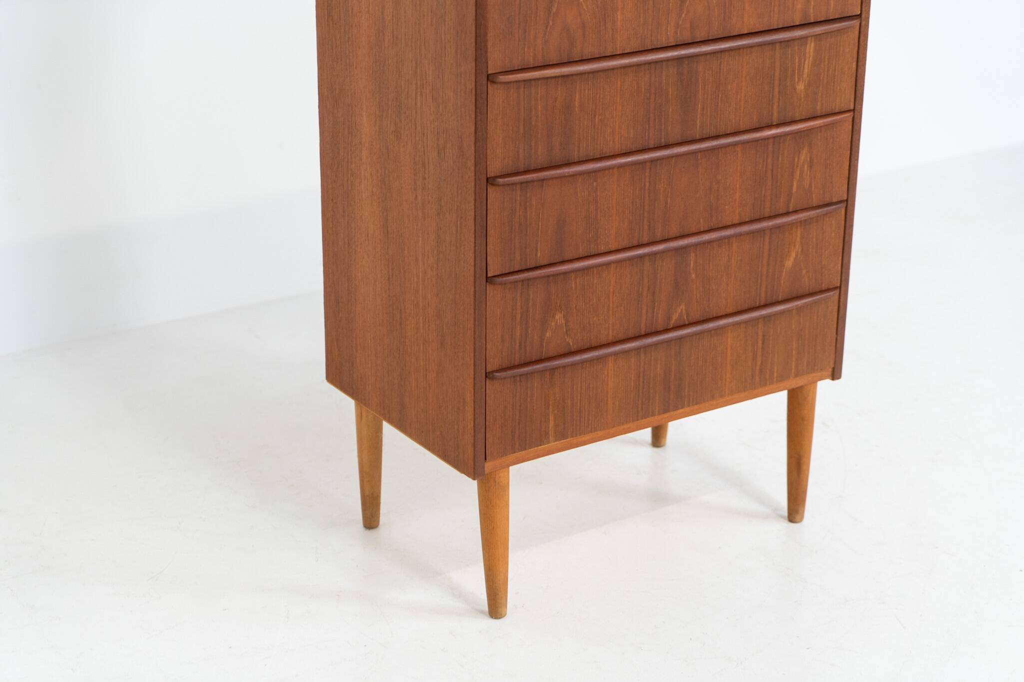 Chest of drawers in teak