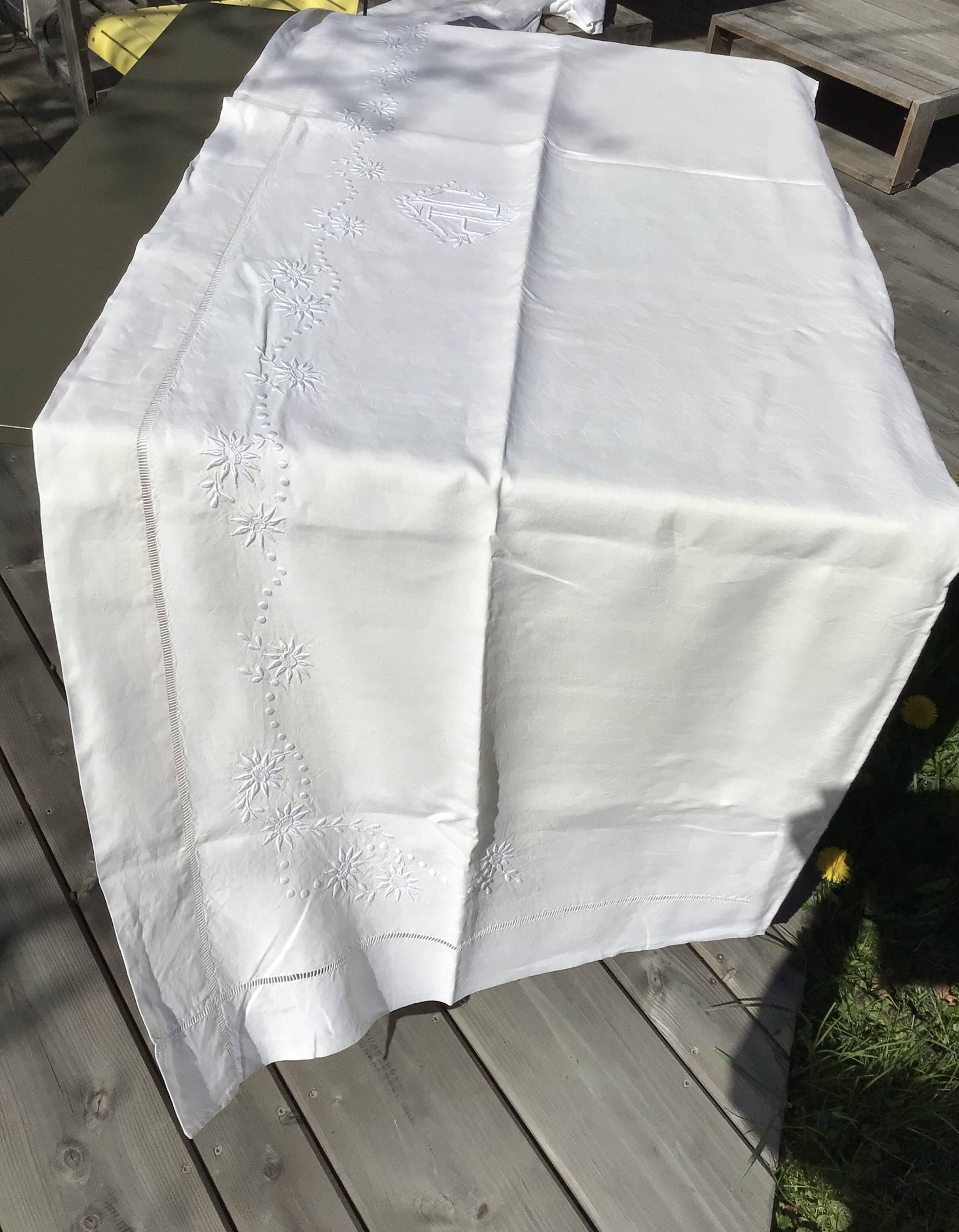 Drape 2 places JP sunflowers and pastilles.