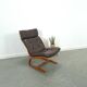 Bruin leren fauteuil met houten onderstel